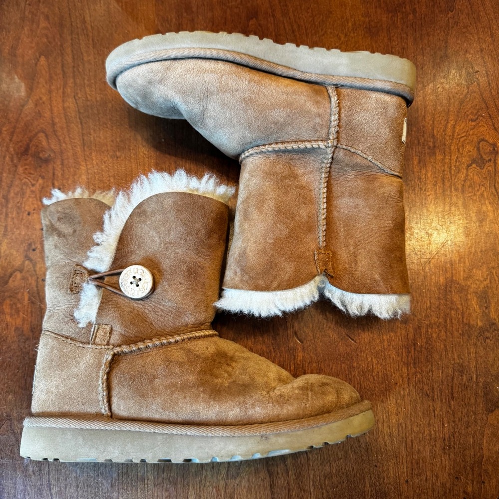 UGG Australia Boots Kids Size 1 Chestnut Bailey Button 5991 Suede Sheepskin